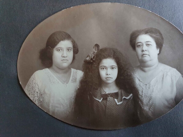 vlnr: Tante Dé, Tante Puck en Oma Bets