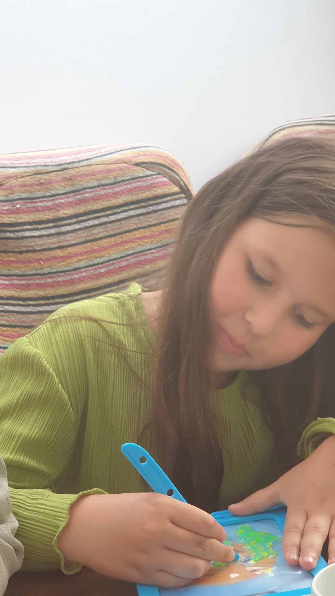 Notitieboek met pen en oude foto als symbool voor herinneringen